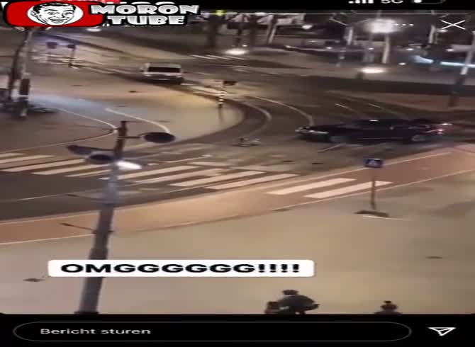 Video :By striking the robber with one of their cars, police put an end to the hostage situation